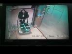 rekaman-cctv-calvin-membawa-jasad-farah_20160714_074202.jpg