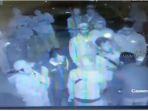 rekaman-cctv-detik-detik-empat-orang-pria-yang-mengaku-anggota-polda-jateng-m.jpg