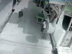 rekaman-cctv-penyerangan-monyet-ganas-serang-bocah-4-tahun-di-palmerah.jpg