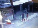 rekaman-cctv-seorang-ibu-nekat-mencuri-sepeda-motor-yang-sedang-terparkir-d.jpg