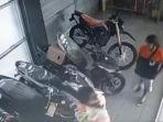 rekaman-kamera-cctv-dealer-sepeda-motor-yang-memperlihatkan-penipu-yang-membawa.jpg
