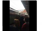 rekaman-video-ketika-kereta-api-melintasi-stasiun-yang-padat-calon-penumpang.jpg