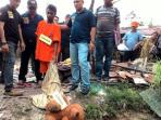 rekonstruksi-ayah-bunuh-anak-di-batam_20160315_120605.jpg