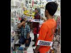 rekonstruksi-pembacokan-karyawan-toko_20180221_201648.jpg