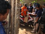 rekonstruksi-pembunuhan-anak-dalam-kardus_20151020_213458.jpg