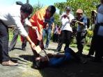 rekonstruksi-pembunuhan-kakek-sata_20160530_140744.jpg