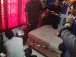 rekonstruksi-pembunuhan-menik_20160901_135640.jpg