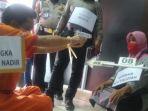 rekonstruksi-pembunuhan-siti-fauziah-di-jalan-wirajaya-ii-111.jpg