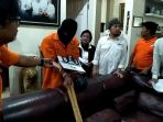 rekonstruksi-perampokan-dan-pembunuhan-pasutri-oleh-pelaku_20171009_202309.jpg