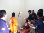 rekonstruksi-tkp-3-pembunuh-enno-parihah-dengan-cangkul_20160518_115607.jpg