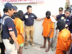 rekonstruksi-tkp-3-pembunuh-enno-parihah-dengan-cangkul_20160518_120244.jpg