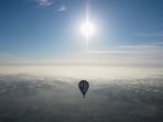 rekor-dunia-berdiri-di-atas-balon-udara_20211111_084734.jpg
