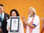 rekor-yoga-modi.jpg