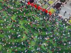 rekreasi-di-alun-alun-kota-bandung-dengan-rumput-sintetis-baru_20180930_200955.jpg