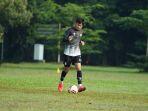 reksa-maulana-latihan-giring-bola.jpg