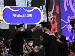 rektor-umn-ninok-leksono-memindahkan-kuncir-toga-wisudawan-xxii.jpg