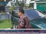 rektor-universitas-jambi-jalani-pemeriksaan-perdana-di-kejati-jambi_20150604_183234.jpg