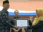 rektor-universitas-terbuka-prof-ojat-darojat-mbus1.jpg