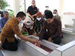 rektor-uns-beserta-jajaran-rektorat-lainnya-mendatangi-makam-korban-ge.jpg