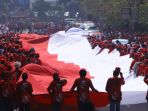 relawan-bentangkan-bendera-merah-putih-raksasa_20191020_153153.jpg