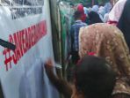 relawan-djoss-membubuhkan-tanda-tangan-bentuk-dukungan-kepada-ustaz-ade-darmawan_20180614_084247.jpg