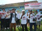 relawan-ganjar-muda-indonesia-gmi-bagi-bagi-bibit-tanaman-pohon-ke-warga-karawang.jpg