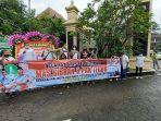 relawan-gibran-membentangkan-spanduk-di-luar-pagar.jpg