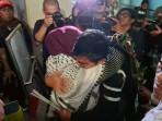 Tangis Haru dan Pelukan Keluarga Sambut 9 WNI Relawan GSF Tiba di Tanah Air