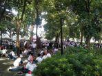 relawan-jokowi-berkumpul-taman-setelah-diminta-keluar-gbk.jpg