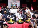 relawan-jokowi-maaruf-amin-syukuran-potong-tumpeng_20190425_143350.jpg