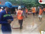 relawan-melakukan-pembersihan-dampak-banjir-bandang-di-kudus-selasa-2112021.jpg