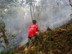 relawan-padamkan-api-di-lahan-hutan-gunung-merbabu_20181013_055433.jpg