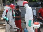 relawan-pmi-lakukan-penyemprotan-disinfektan-korban-banjir_20200213_110924.jpg