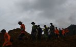 relawan-tinggalkan-lokasi-longsor_20141216_122350.jpg