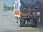 remaja-bergelantungan-di-belakang-truk.jpg