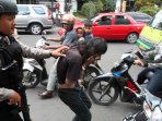 remaja-bertato-penjambret-diamankan-polisi_20160117_190508.jpg