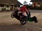 remaja-wanita-lakukan-wheelie-dikabarkan-meninggal-ternyata-hoaks-motor-ngetril.jpg