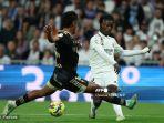 renato-tapia-kiri-bersaing-dengan-gelandang-real-madrid-prancis-eduardo-camavinga.jpg