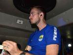 rene-mihelic-saat-menaiki-kendaraan-taktis-di-laga-persija-vs-persib-1072019.jpg