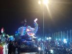 replika-gajah-memeriahkan-pawai-takbir-di-sekitar-alun-alun-demak_20180615_050521.jpg