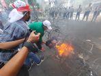 replika-keranda-foto-foto-wajah-menteri-dibakar-nih3.jpg