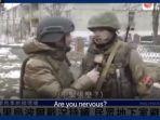 reporter-china-lu-yuguang-wawancarai-tentara-rusia.jpg
