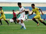 resky-fandi-saat-melewati-hadangan-pemain-bhayangkara-fc-u-18.jpg