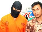 restu-sinaga-di-polres-metro-jakarta-selatan_20160604_035641.jpg