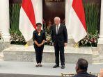 retno-marsudi-menerima-penghargaan.jpg