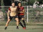 reuben-silitonga-bersama-pemain-bali-united-saat-menjalankan-sesi-latihan-bersama.jpg