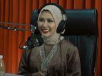 rey-utami-dengan-penampilannya-yang-baru-berhijab-dan-terlihat-anggun.jpg