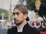reza-rahadian-dalam-balutan-beskap-adat-surakarta-2.jpg