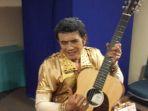 rhoma-irama-dapat-gitar-dari-via-vallen.jpg