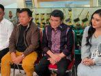 rhoma-irama-dua-dari-kanan-mengundang-dua-penyanyi-jawa-timur.jpg